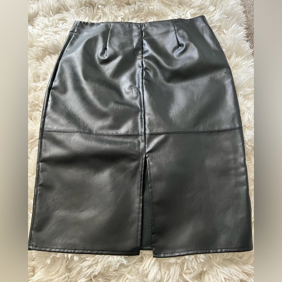 Faux leather skirt~ Lulus size large - Picture 4 of 11